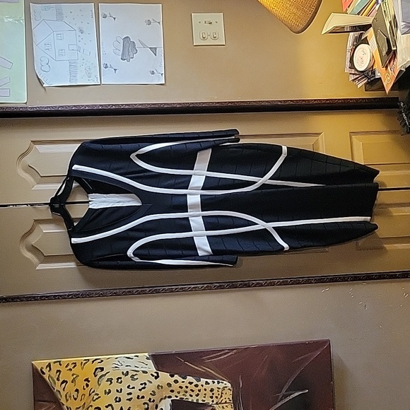 French Connection Dresses & Skirts - FRENCH CONNECTION BLK.& WHITE EUC BODYCON DRESS